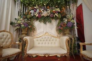 arreglo de sillas y decoración para una ceremonia de boda tradicional en indonesia foto