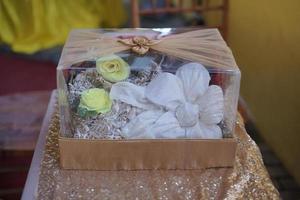 regalo de boda para una ceremonia de boda tradicional en indonesia foto