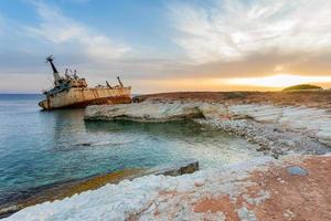 barco oxidado abandonado varado en tierra cerca del pueblo de peyia, paphos, chipre foto
