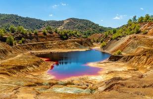peligroso color sangriento con contaminación de cobre lago mina sha, nicosia, chipre