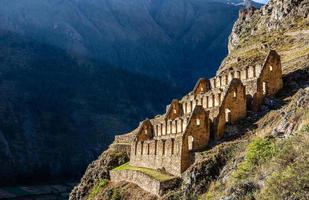 pinkuylluna, ruinas de antiguos almacenes incas ubicados en montañas, valle sagrado, ollantaytambo, perú foto