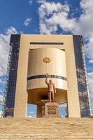 monumento al primer presidente de namibia y museo nacional en el centro de windhoek, namibia
