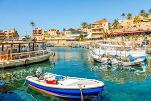 laguna mediterránea del puerto de jbeil con barcos de pesca anclados, biblos, líbano foto