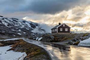 casa solitaria en los rayos del atardecer en el camino de dalsnibba al fiordo de geiranger, geiranger, sunnmore, condado de romsdal, noruega occidental foto