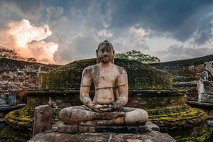 estatua de buda meditando en la antigua ciudad de polonnaruwa, provincia central del norte, sri lanka foto