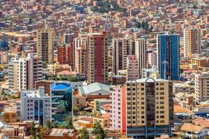 nuestra señora de la paz ciudad colorida de rápido crecimiento con edificios modernos y muchas casas dispersas en la colina en el fondo, bolivia. foto