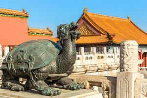 tortuga de bronce con una estatua de cabeza de dragón baxia, frente al palacio de la pureza celestial, ciudad prohibida, beijing, china