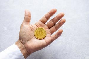 primer plano de monedas de criptomoneda bitcoin brillantes metálicas foto