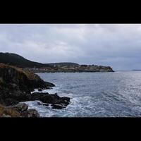 acantilados y rocas junto al mar foto