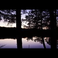 puesta de sol oscura sobre el lago foto
