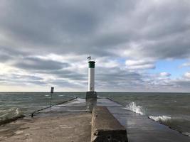 faro en el muelle foto