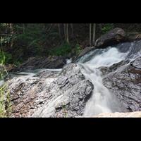 pequeña cascada de agua foto