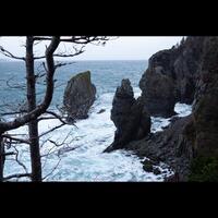 acantilados y rocas junto al mar foto