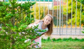 adorable niña feliz al aire libre en verano foto