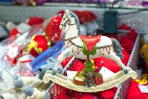 caballo de juguete colorido de navidad para la piel en un supermercado foto
