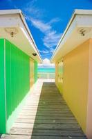 casas de colores brillantes en una exótica isla caribeña foto