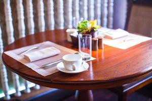 mesa servida para el desayuno en un hotel de lujo con flores foto