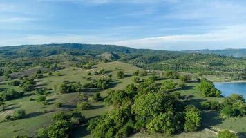 la vista desde la cima de la colina verde foto