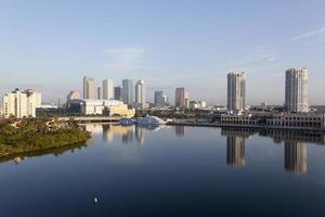 el horizonte del centro de tampa y las aguas tranquilas de la mañana foto