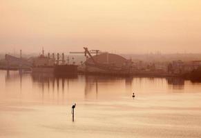 buque de carga en el puerto de la ciudad de tampa al amanecer foto