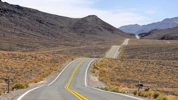 altibajos en la carretera escénica 190 a través del parque nacional del valle de la muerte. foto