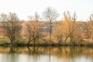 panorama de la puesta de sol en el lago foto