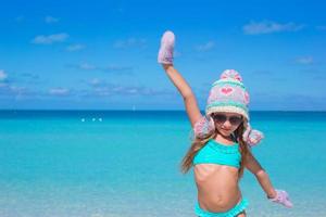 adorable niña feliz divirtiéndose en la playa tropical foto