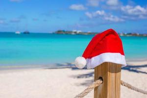 primer plano sombrero de santa en la valla en la playa del caribe tropical foto