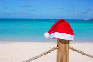 primer plano sombrero de santa en la valla en la playa del caribe tropical foto