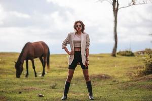 mujer joven con caballo salvaje al aire libre foto