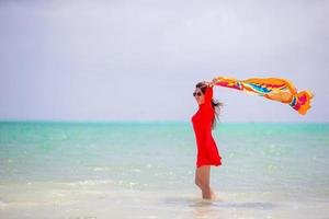 mujer hermosa joven en vacaciones en la playa foto