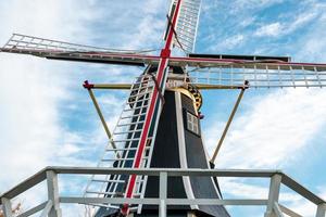 antiguo molino de viento en brouwershaven en zelanda, países bajos. foto