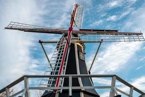 antiguo molino de viento en brouwershaven en zelanda, países bajos. foto