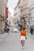 mujer caminando en la ciudad. joven turista atractivo al aire libre en la ciudad italiana foto