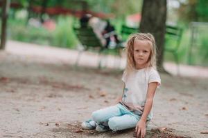 adorable niña de moda al aire libre en los jardines de las tullerías, parís foto