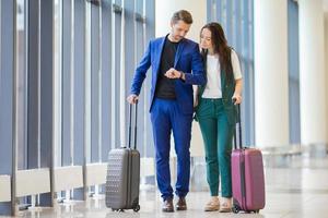 pareja de turistas con equipaje en el aeropuerto internacional. hombre y mujer aterrizando foto