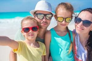 padres e hijos en vacaciones en la playa. primer plano de la familia foto