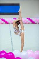 pequeña gimnasta entrenando en la alfombra y lista para las competencias foto