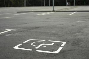 estacionamiento para personas con discapacidad. detalles de estacionamiento. lugar de marcado para el transporte. foto