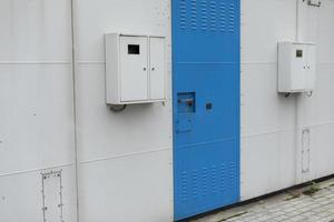 puerta al cuadro eléctrico. Alto voltaje. sala técnica. equipo eléctrico en la construcción. zona peligrosa. foto