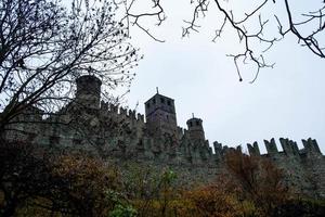 paisajes del langhe piamontés los viñedos los vivos colores del otoño cerca de alba foto