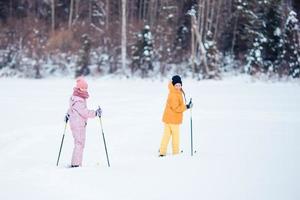 niño esquiando en las montañas. deporte de invierno para niños. foto