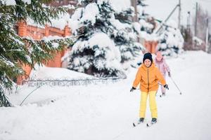 niño esquiando en las montañas. deporte de invierno para niños. foto