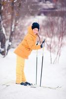 niño esquiando en las montañas. deporte de invierno para niños. foto