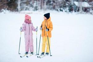 niño esquiando en las montañas. deporte de invierno para niños. foto