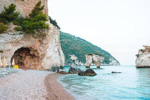 pilas de farallones mattinata y costa de la playa de mergoli, vieste gargano, apulia, italia. foto