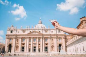 cerrar modelo de avión en ciudad del vaticano y st. basílica de san pedro, roma, italia. foto