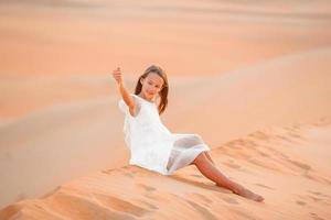 chica entre dunas en el desierto de al-khali en los emiratos árabes unidos foto