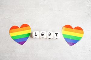 carácter de texto lgbt con el corazón de la bandera del arco iris como símbolo del mes del orgullo lesbiana, gay, bisexual, transgénero, derechos humanos, tolerancia y paz. foto