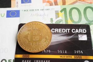 bitcoin dorado en billetes en euros dinero para negocios y comercio, moneda digital, criptomoneda virtual. foto